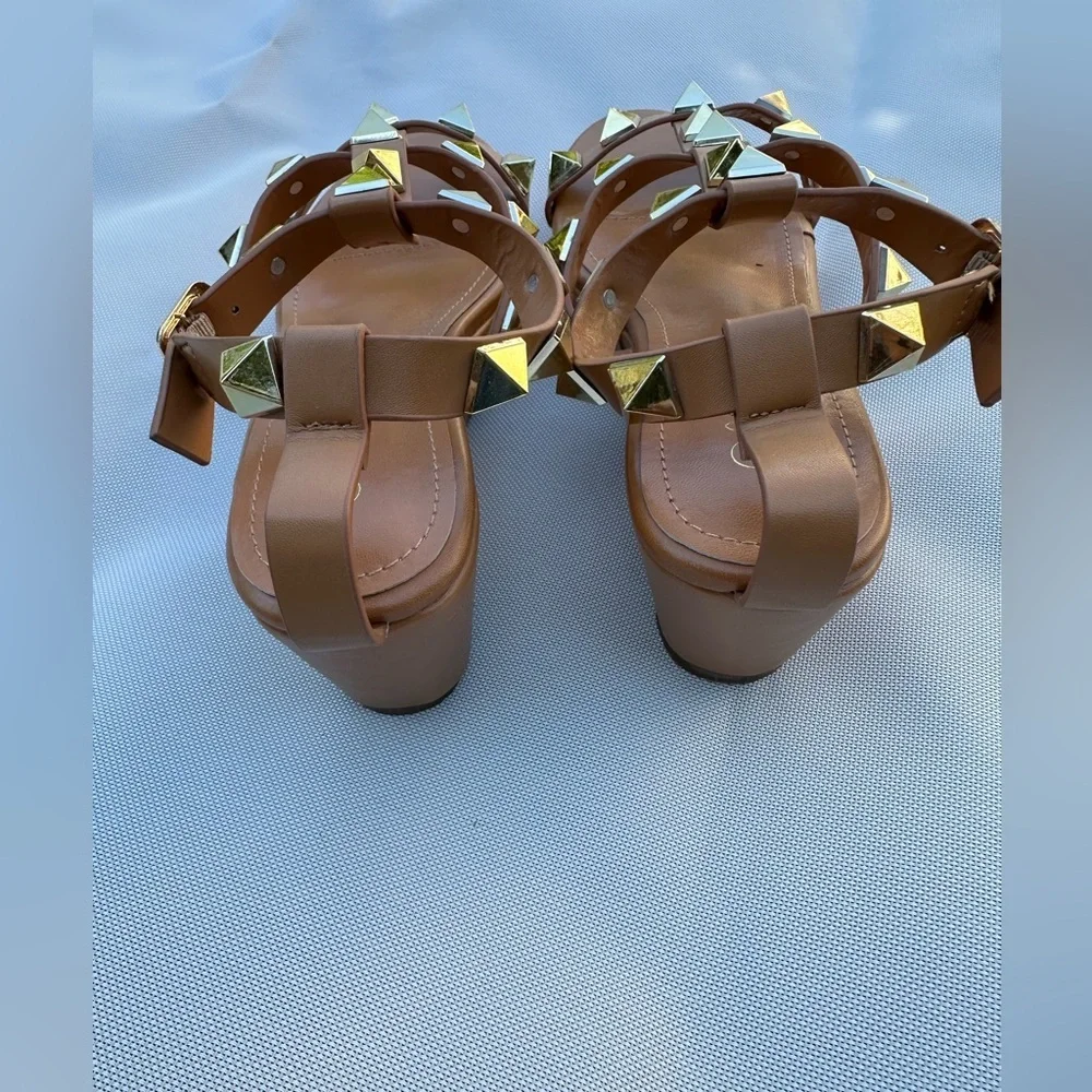✨ Brown Studded Platform Wedge Sandals – Gold Accents  size 7 .5 - Picture 5 of 6